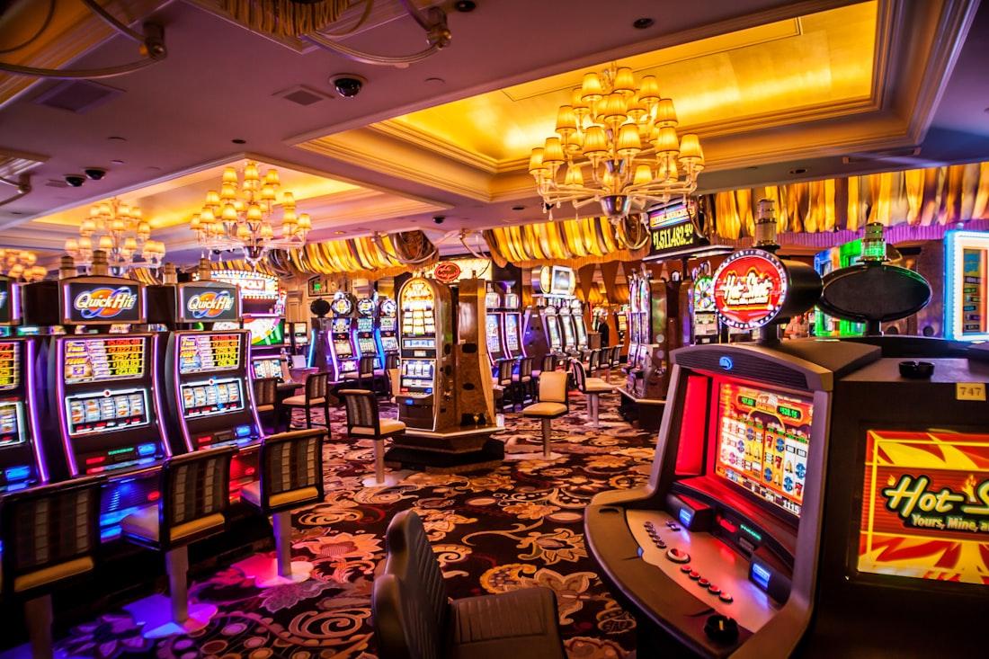 Interior hall casino dengan pencahayaan hangat