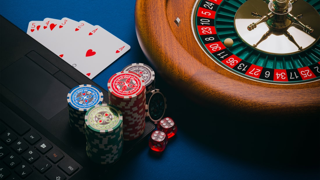 Meja roulette dengan tumpukan chip warna-warni