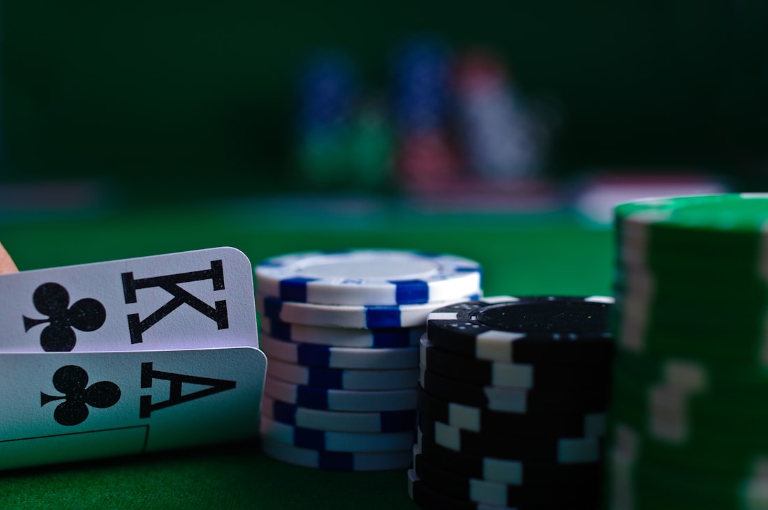 Kartu poker tersusun di atas meja hijau