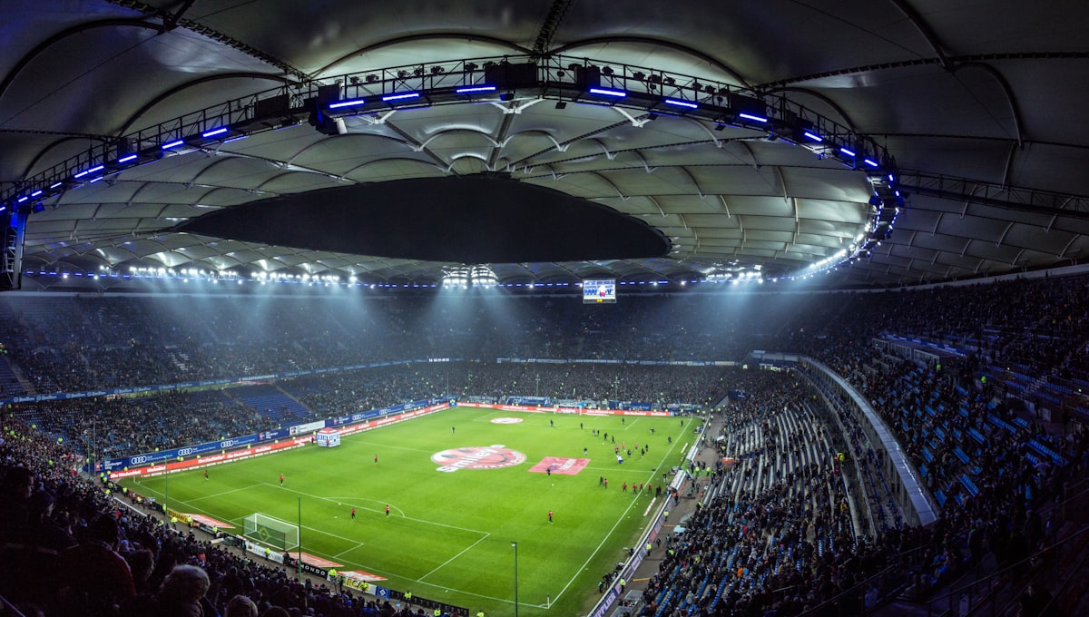 Stadion olahraga besar saat pertandingan malam