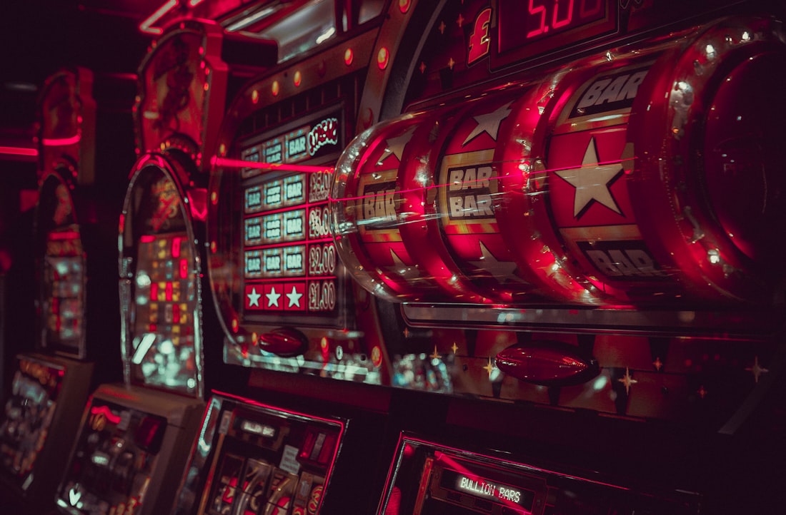 Suasana arena permainan arcade dengan lampa warna-warni