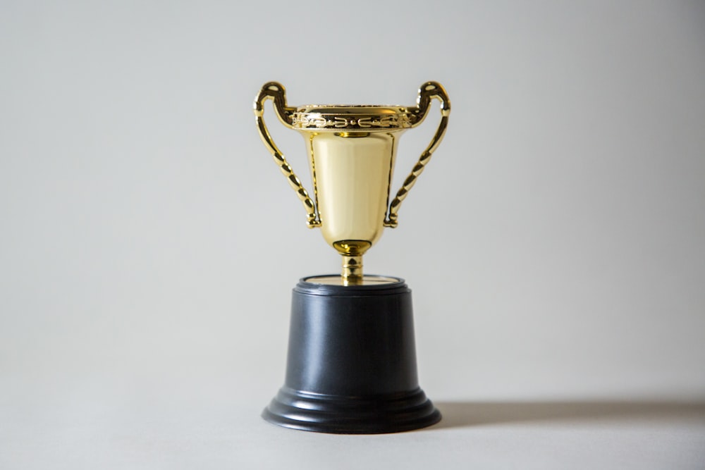 Piala emas berkilau di atas meja